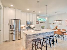 Gorgeous Georgetown Home, Walk to the Square!，位于乔治城的酒店