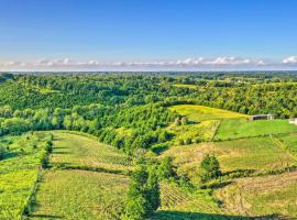 Welcoming Kentucky Home with Sprawling Views!，位于Corinth的酒店