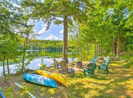 Dreamy Bucksport Hideaway on Freshwater Pond!，位于Bucksport的酒店