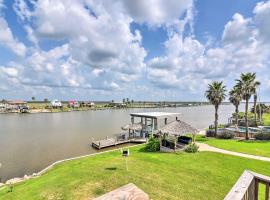 Dock, Ocean Views and Access Bay City Home!，位于Sargent的酒店