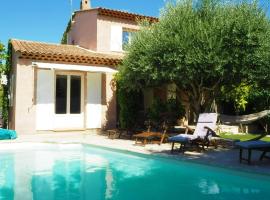 Lovely holiday home with private pool at the Luberon Park, Pertuis，位于佩尔蒂的酒店