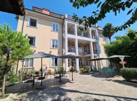 Hotel TREVA，位于斯库台的酒店