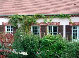 Chantilly ,petit déjeuner et table d'hôtes possible，位于Noyers的酒店