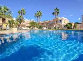 Lovely 2 bed, 2 bath apt with 2 large pools，位于洛斯阿尔卡萨雷斯的高尔夫酒店