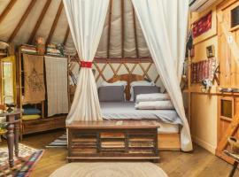 "היורט באבירים" מסע בזמן אל פשטות, שקט וחיבור לטבע，位于Abirim的酒店