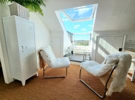 West Hill Villa Retreat - Seaview Balcony Loft Apartment with Breakfast & Free Parking，位于海斯廷斯的公寓