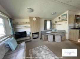 Robin hood Caravan park North Wales Free Wi-Fi and Smart TVs Passes not included，位于拉尔的酒店