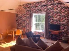 Top House -Stylish property in village location