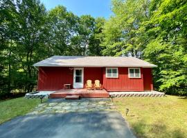 Escape to a 3-Bedroom Cabin in Lower Catskills，位于Woodridge的木屋