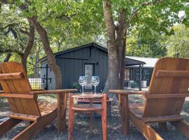 Relaxing Alpaca Ranch Mins from Downtown Wimberley，位于温伯利的酒店