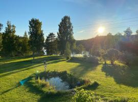 Sjöutsikt, Röd trästuga med traditionellt yttre Skandinavisk, modernt inre och alla bekvämligheter, Sol hela dagen på stora altanen, Tryggt, Vinterbonat, Fiske, Båt，位于Skinnskatteberg的别墅