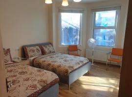 London Luxury Spacious 2 Bedroom Apartment 4 mins from Ilford Stn. FREE parking，位于伦敦Redbridge Central Library and Museum附近的酒店