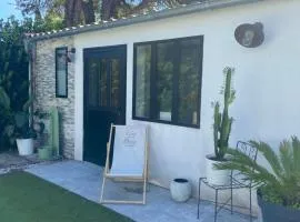 Adorable chambre vue sur piscine