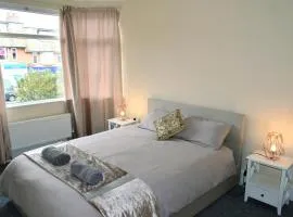 Beach escape 4 bedroom house, Sleeps 11, 2 free parking, garden, WIFI, Smart TV, newly decorated