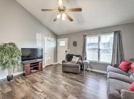 Classic Murfreesboro Home with Grill and Yard!，位于默夫里斯伯勒的酒店