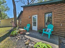 Charming Houghton Lake Cottage with Backyard!，位于霍顿湖的酒店