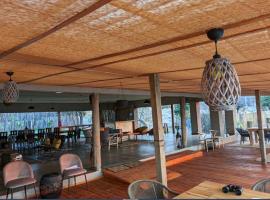 Xhabe Safari Lodge Chobe，位于Muchenje椰树附近的酒店