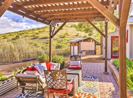 Modern Clarkdale Tiny Home on Mingus Mountain，位于Clarkdale的酒店
