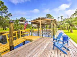 Waterfront Home Spectacular On-Site Fishing!，位于Panacea的酒店
