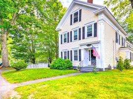 Kennebunk Apartment with Local Beach Access!，位于肯纳邦克的酒店