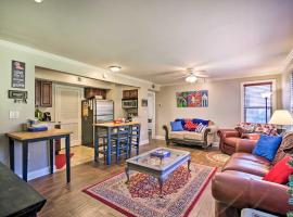 Oxford Condo about 1 Mi to Ole Miss and The Grove!，位于牛津的酒店