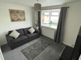 1-Bedroom Chalet at Maryville Caravan Site - Uddingston, Glasgow，位于阿丁斯顿的酒店