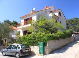 Apartments by the sea Vrboska (Hvar) - 8748，位于韦伯斯卡的酒店