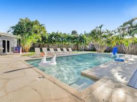 Amazing 6 Bedroom Resort - Huge Heated Pool, Beach Volley Ball, Game room，位于Lighthouse Point的酒店