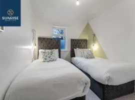 3 BED LAW, GROUP FAVOURITE, Free Parking, WiFi, Sleeps 4, Contractors, Tourists, Relocation, Business Travellers, Short - Long Stay Rates Available by SUNRISE SHORT LETS