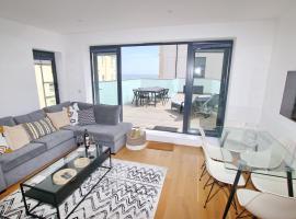 Modern Home for Small Groups by Stones Throw Apartments - Free Parking - Sea View，位于沃辛的度假屋