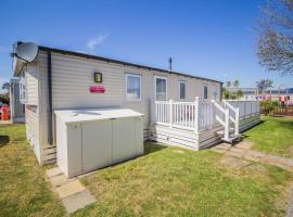 6 Berth Caravan With Decking And Wifi At Suffolk Sands Holiday Park Ref 45040g，位于费利克斯托的酒店