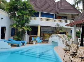 A sentimental villa with a swimmingpool near beach，位于Galu的酒店