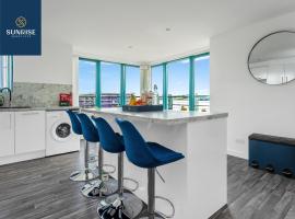 THE PENTHOUSE, Spacious, Stunning Views, Foosball Table, 3 Large Rooms, Central Location, River Front, Tay Bridge, V&A, 2 mins to Train Station, City Centre, Lift Access, Parking, WiFi, Mid-Stay Rates Available by SUNRISE SHORT LETS，位于邓迪的海滩短租房