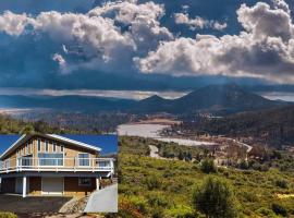 A LIVING CANVAS Amazing Lake View Custom Home，位于朱利安的酒店