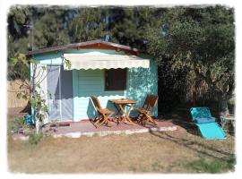 AGUA Cabaña con jardín y parking privado Chiclana，位于奇克拉纳－德拉弗龙特拉的度假园