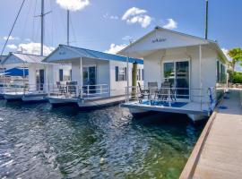 Aqua Lodges at Coconut Cay Rv and Marina，位于马拉松的带泳池的酒店