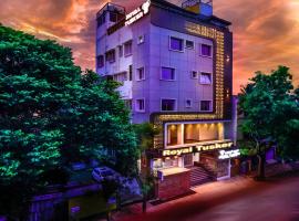 Royal Tusker Luxury Service Apartments，位于迈索尔的酒店