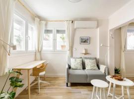 Lovely small (parterre) apartment in Thessaloniki，位于塞萨洛尼基马其顿大学附近的酒店