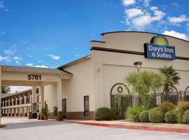 Days Inn & Suites by Wyndham Opelousas，位于奥珀卢萨斯的酒店