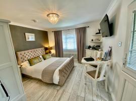 THE KNIGHTWOOD OAK a Luxury King Size Bed - En-Suite Space - LYMINGTON NEW FOREST with Totally Private Entrance - Key Box entry - Free Parking & Private Outdoor Seating Area - Town ,Shops , Pubs & Solent Way Walking Distance & Complimentary Breakfast，位于利明顿的酒店