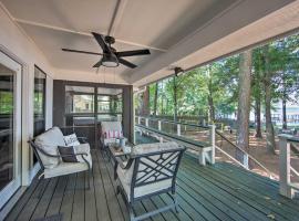 Luxe Lakehouse with Sunset Views on Lake Palestine!，位于Flint的酒店