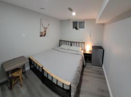 Guest House Basement - Master Bedrooms in Bayview Village，位于多伦多加拿大现代艺术博物馆附近的酒店