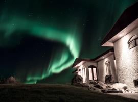 ÁLka - Cozy Room by the Sea With Private Hot Tub，位于Njarðvík的度假短租房