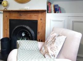 Windsor Cottage: Cosy, Charming, Full of Character，位于温莎的酒店