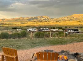 The Riverside Ranch Motel and RV Park Southern Utah，位于哈奇的酒店