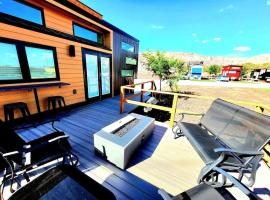 Designer Modern Tiny Home w All of The Amenities，位于Apple Valley的小屋