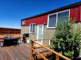 Peaceful Tiny Home with private deck-fire pit-bbq，位于Apple Valley的酒店