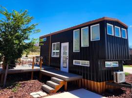 New modern & relaxing Tiny House w deck near ZION，位于Apple Valley的小屋
