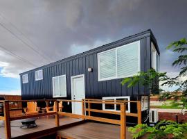 NEW Stunning Tiny Home w private deck firepit BBQ，位于Apple Valley的酒店