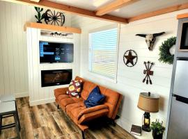 Romantic Tiny home with private deck，位于Apple Valley的酒店